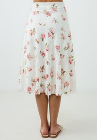 Weiße Blumenkleider mit rosa Rosen, aus Spitze gefertigt. Verfügt über eine fließende A-Linie-Form und einen elastischen Bund, der bis zur Mitte der Waden reicht.