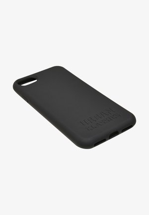 Fekete szilikon telefonvédő, matt felülettel, dombornyomott "URBAN CLASSICS" logóval és kivágásokkal a portok és a kamera számára.