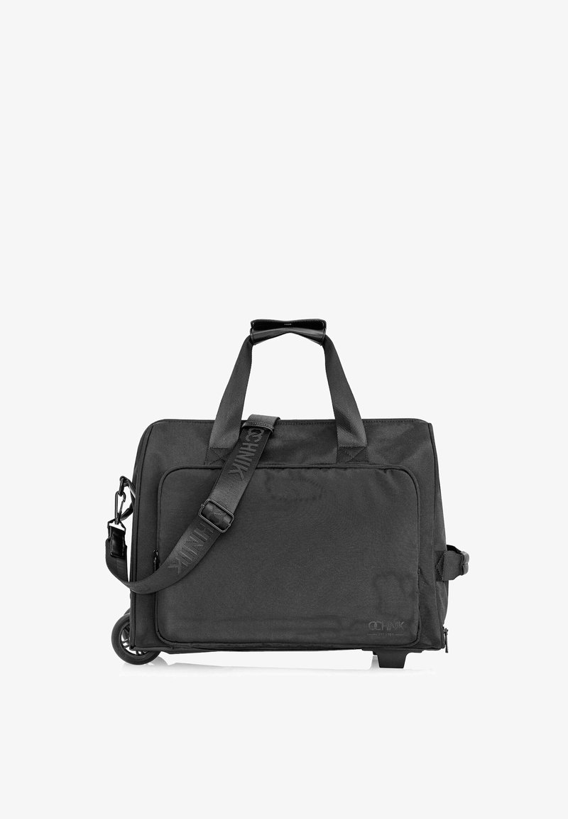 Czarna torba na ramię z kółkami, wykonana z wytrzymałego materiału, z zamykaną na zamek przednią kieszenią, regulowanym paskiem na ramię oraz podwójnymi uchwytami u góry.