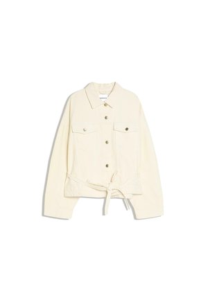 Jakna iz kremasto obarvanega jeansa z gumbi spredaj, žepki na prsih z zaponkami, dolgimi rokavi, ovratnikom in pasom, ki je zavezan v vozliček na pasu.