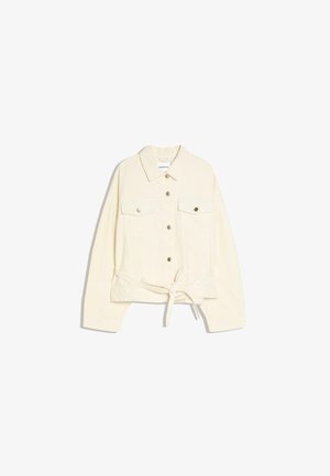 Jakna od trapera boje kreme s prednjim zatvaračima na kopčanje, džepovima na prsima s preklopom, dugim rukavima, ovratnikom i pojasom vezanim u struku.