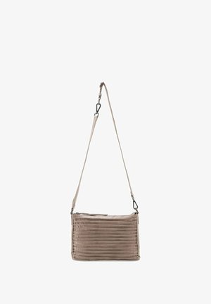 Borsa crossbody rettangolare in grigio chiaro. Texture plissettata, finitura liscia, tracolla regolabile e dettagli in metallo color argento.