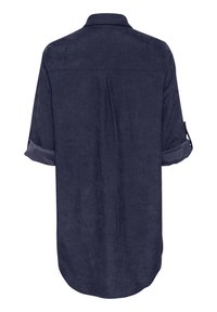 Chemise bleue marine, à manches longues avec des poignets retroussés, col à boutons, pli au dos, et ourlet arrondi. Réalisée en tissu doux avec une finition texturée.