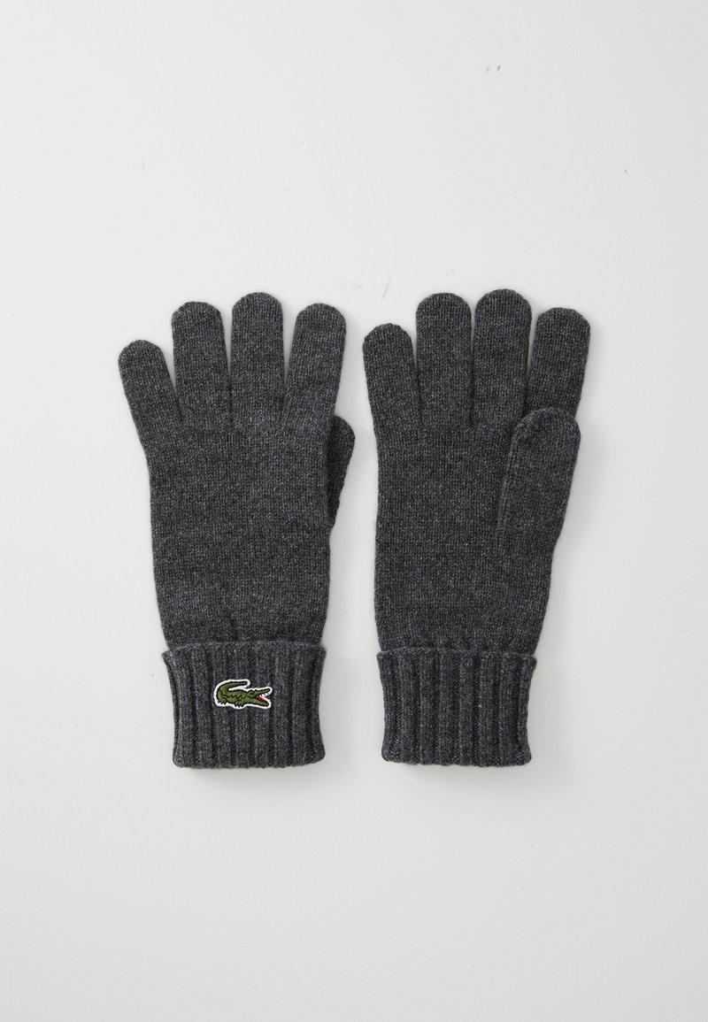 Guantes de punto grises con puños acanalados, que presentan un pequeño logotipo de cocodrilo bordado en el puño. Textura suave, diseño de cinco dedos.