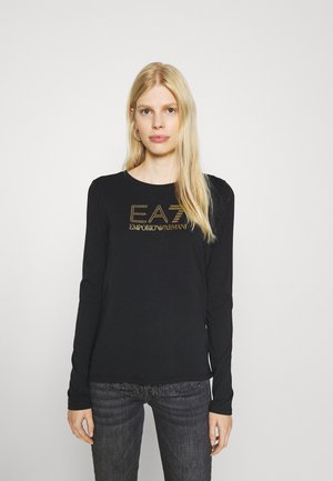Zwarte langetermijn T-shirt met een gouden rhinestone-logo "EA7 EMPORIO ARMANI" op de borst, gemaakt van zacht, glad katoen.