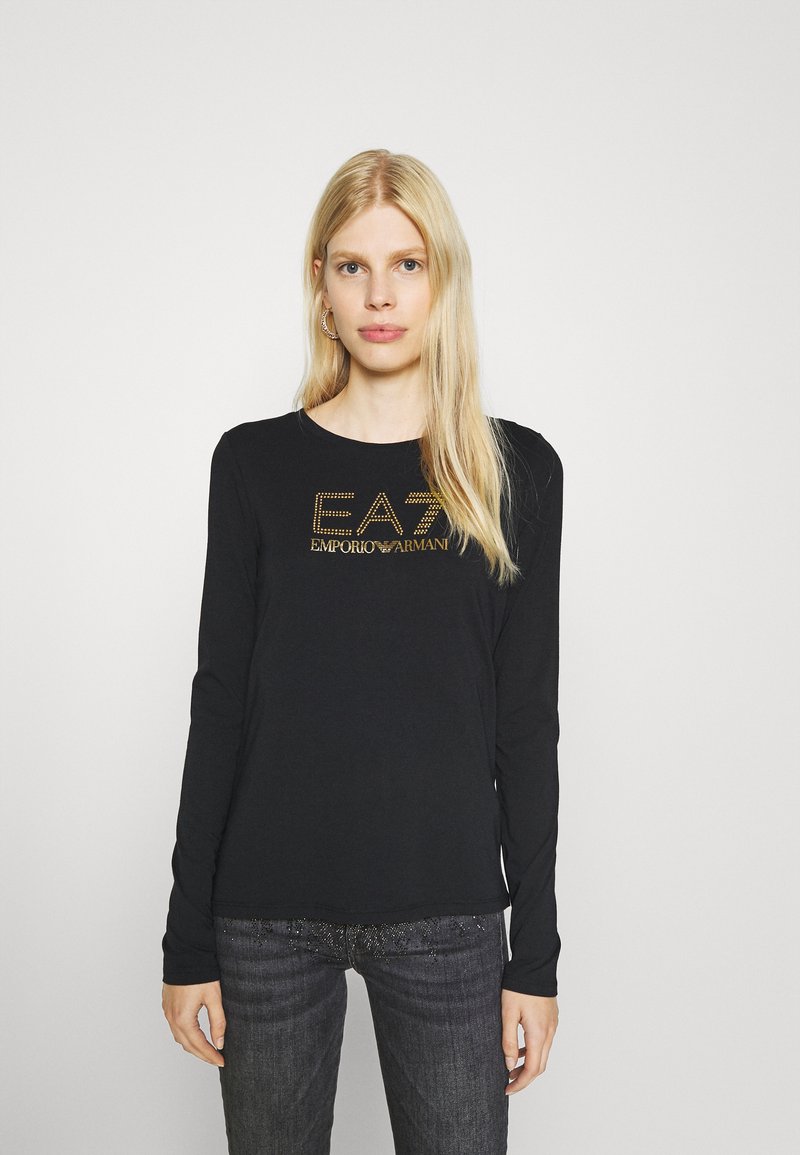 Zwarte langetermijn T-shirt met een gouden rhinestone-logo "EA7 EMPORIO ARMANI" op de borst, gemaakt van zacht, glad katoen.