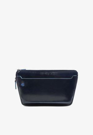 Marineblauwe leren clutch met blauwe accenten, rechthoekige vorm, gladde textuur, ritssluiting aan de bovenkant en logo-detail aan de voorkant.