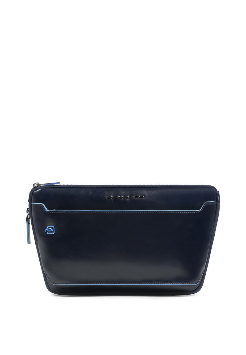 Marineblauwe leren clutch met blauwe accenten, rechthoekige vorm, gladde textuur, ritssluiting aan de bovenkant en logo-detail aan de voorkant.