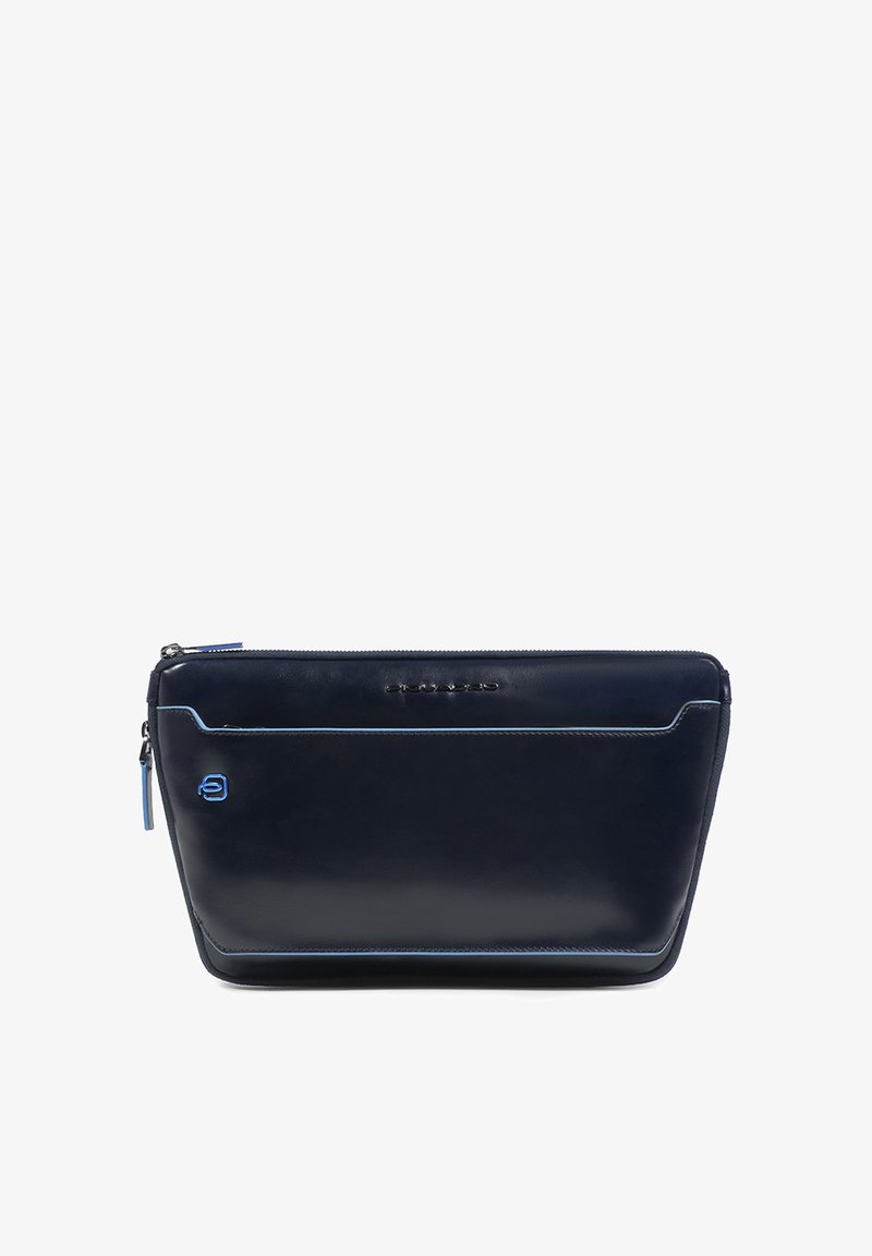 Marineblauwe leren clutch met blauwe accenten, rechthoekige vorm, gladde textuur, ritssluiting aan de bovenkant en logo-detail aan de voorkant.