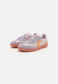 Paarse suede sneakers met beige en oranje accenten, vetersluiting, ronde neus en een gestructureerde rubberen zool.