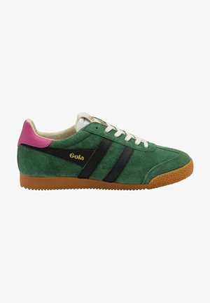 Baskets en daim vert avec des rayures noires, des lacets blancs et un accent sur le talon rose. Semelle en caoutchouc texturé marron. Logo Gola sur le côté.