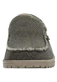 Scarpa slip-on grigia intrecciata con superficie testurizzata, bordi sfrangiati e suola in gomma chiara. Forma compatta e arrotondata, adatta per l'abbigliamento casual.