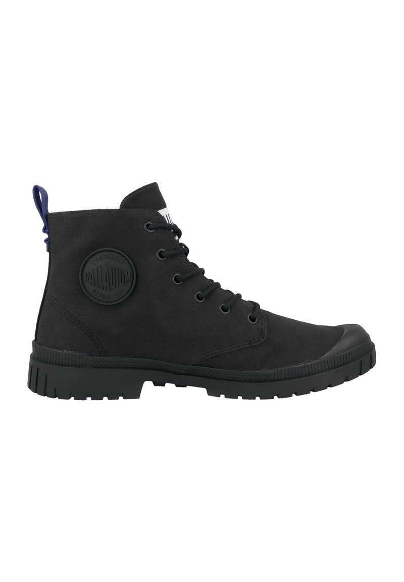Botas de tobillo negras de ante, con suela de goma, puntera redonda, diseño de cordones y un parche de logo circular en el lado exterior.