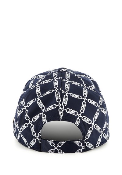 Cappellino da baseball blu navy con motivo a catena bianca, materiale in tessuto, fascia regolabile sul retro, visiera curva e dettagli cuciti.