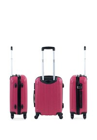 Maleta rígida de un vibrante color rosa con detalles en negro, que cuenta con un mango retráctil, ruedas suaves y textura estriada en la superficie.