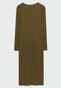 Robe tricot côtelée vert olive avec des manches longues, un col rond et une silhouette droite. Présente une couture centrale dans le dos.