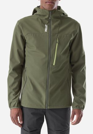 Mann trägt eine olivgrüne Kapuzenjacke mit Frontreißverschluss sowie Reißverschlusstaschen an Brust und Seite, kombiniert mit schwarzen Hosen.