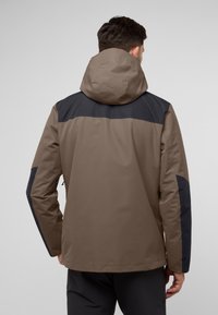 Bruine en zwarte waterdichte jas met capuchon, voorzien van een kleurblokontwerp, gladde textuur en ritszakken aan de zijkant.