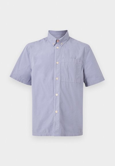 Ανοιχτό γαλάζιο πουκάμισο με κοντά μανίκια και κουμπιά, γιακά με κουμπιά και μια τσέπη στο στήθος, σε λευκό φόντο.