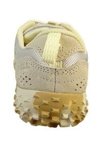 Helle beigen Sneakers mit einem Obermaterial aus Wildleder und Mesh, strukturiertem Gummisohle mit sternförmigen Mustern und einem hinteren Zugband für einfaches Anziehen.