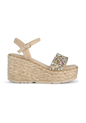 Sandały na koturnie z plecioną platformą z juty i metalowym paskiem. Posiadają ozdobną cholewkę z przezroczystymi i kolorowymi dżetami. W kolorze brązowym.