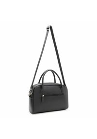Borsa in pelle nera testurizzata con doppi manici e tracolla rimovibile. Presenta una tasca con zip frontale e dettagli in metallo.