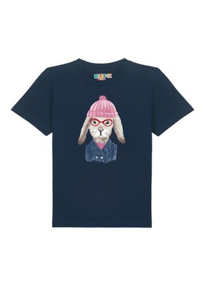 Marineblaues Kinder-T-Shirt mit einem Hasen, der eine pinke Strickmütze, rote Brille und einen blauen Mantel trägt, vorne illustriert.
