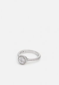 Runder silberner Ring mit einem zentralen ovalen Diamanten, der von kleineren Steinen umgeben ist, auf einem glatten Band. Er zeichnet sich durch ein poliertes Finish und filigrane Details aus.