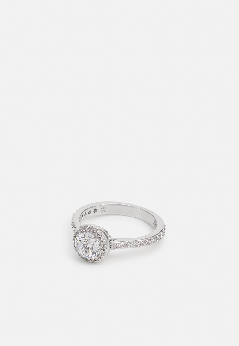Runder silberner Ring mit einem zentralen ovalen Diamanten, der von kleineren Steinen umgeben ist, auf einem glatten Band. Er zeichnet sich durch ein poliertes Finish und filigrane Details aus.