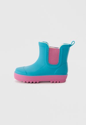 Stivaletto in gomma blu con suola rosa e pannello laterale elasticizzato, dotato di una parte superiore testurizzata per maggiore aderenza e di un linguetta sul retro.