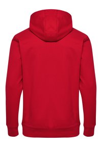 Felpa rossa con cappuccio di colore uniforme, polsini e fascia in vita a coste. Texture liscia, con cappuccio arrotondato e senza loghi o motivi visibili.