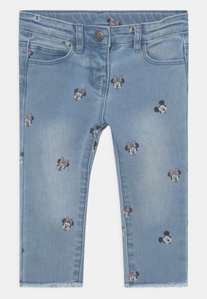 Lyseblå denimjeans med spredte tryk af Mickey og Minnie Mouse ansigter over det hele, med knap og forlommer.