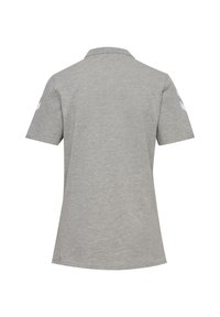 Grå polo lavet af blødt stof med en klassisk krave, korte ærmer og en hvid logodetalje på venstre ærme.