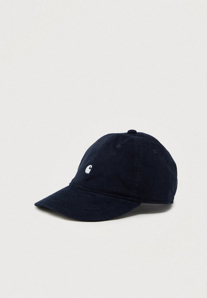 Gorra de béisbol de pana azul marino con visera curva y pequeño logo blanco bordado en el panel frontal, exhibida sobre un fondo claro.