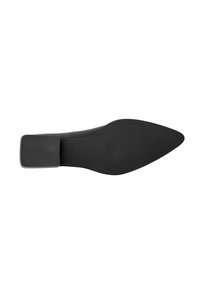 Zwarte hooggehakte schoen met een puntige neus, een glad bovenmateriaal en een vierkante hak. De zool heeft een gestructureerd patroon voor grip.