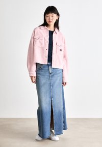 Tommy Jeans BADGE OVERSHIRT - Žieminė striukė - ballet pink