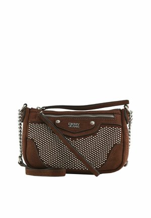 Sac bandoulière marron DKNY Jeans avec clous argentés, poche zippée et détail de chaîne sur fond blanc uni.