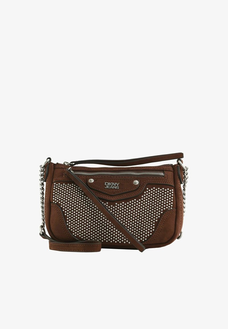 Sac bandoulière marron DKNY Jeans avec clous argentés, poche zippée et détail de chaîne sur fond blanc uni.