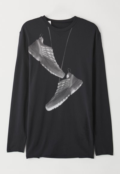 Fekete, hosszú ujjú ing sima anyagból, elöl fehér színű, pöttyös mintás sneaker grafikával.