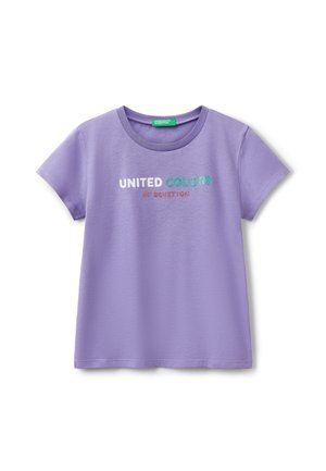 T-shirt a maniche corte lilla con girocollo. Il fronte presenta il testo multicolore "UNITED COLORS OF BENETTON" in vari stili di carattere. Tessuto morbido.
