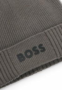 BOSS ASIC UNISEX jasnoszary