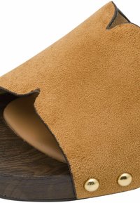 Zamszowa klapka w kolorze beżowym z otwartym noskiem, zaokrąglonymi krawędziami, drewnianą podeszwą i dwoma złotymi nitami jako ozdobą w pobliżu pięty.