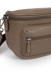 Borsa a tracolla in pelle marrone con due tasche con zip, texture liscia e finiture in metallo color argento. Forma compatta e ovale progettata per la funzionalità.