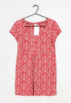 Vestido rojo con mangas cortas, estampado floral en crema, escote redondo y ajuste holgado. Etiqueta visible cerca del escote. Colgado de un gancho negro.