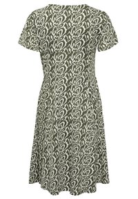 Zielona sukienka z białym abstrakcyjnym wzorem, krótkie rękawy, dopasowana w talii, z rozkloszowanym dołem, wykonana z lekkiego materiału. Wyświetlony widok z tyłu.