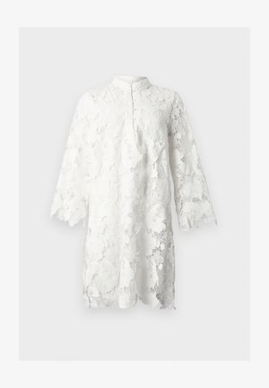 Hvid blondekjole med blomsterprint, lange ærmer, høj krave og bølget kant på ærmer og underkant.