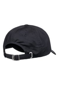 Sort baseball cap med justerbar metalspænde rem, synlige ventilationsøjer og rund topknap, vist fra bagsiden.