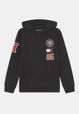 FUN BADGE HOODIE - Bluza - black