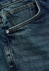 Jeansi din denim cu o nuanță albastră închisă, având o buzunare frontal cu un mic buton metalic și cusături contrastante de culoare portocalie. Material moale, texturat.
