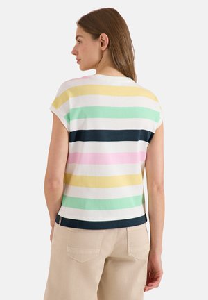 Donna che indossa una maglietta a manica corta con righe orizzontali gialle, verde menta, blu navy, rosa e bianco, abbinata a pantaloni beige, vista da dietro.